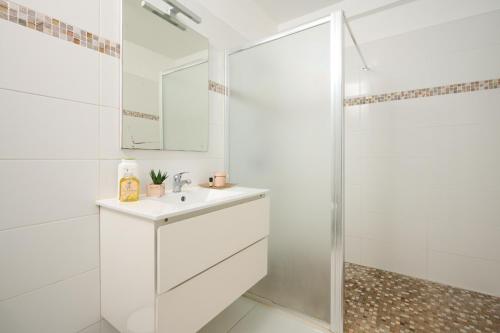 Ducha, Suite cosy avec jacuzzi et jardin - BED AND COFFEE CITY in Ducos