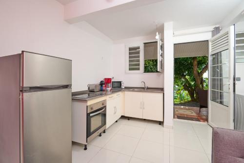 Cocina, Suite cosy avec jacuzzi et jardin - BED AND COFFEE CITY in Ducos