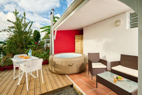 Bañera de hidromasaje, Suite cosy avec jacuzzi et jardin - BED AND COFFEE CITY in Ducos