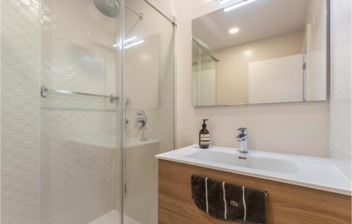 Bathroom, Awesome Apartment In Malaga With Wifi And 3 Bedrooms 2 in Carretera de Cadiz