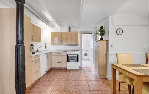 厨房, Stunning Apartment In Esbjerg V With Sauna, Wifi And 1 Bedrooms in 古尔艾厄