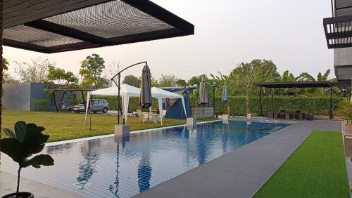 Family Pool View บ้านพักครอบครัวและสระว่ายน้ำ in Song Hong (Buri Ram)