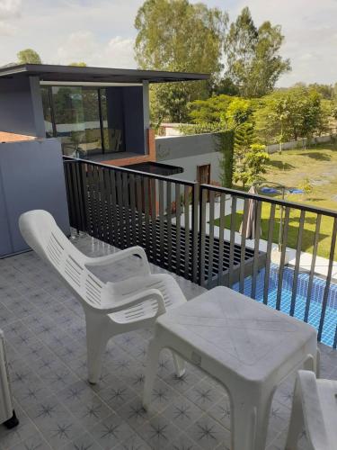 Family Pool View บ้านพักครอบครัวและสระว่ายน้ำ in Song Hong (Buri Ram)