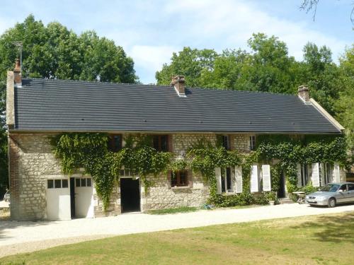 corps de ferme dans belle propriete avec chiens et chevaux