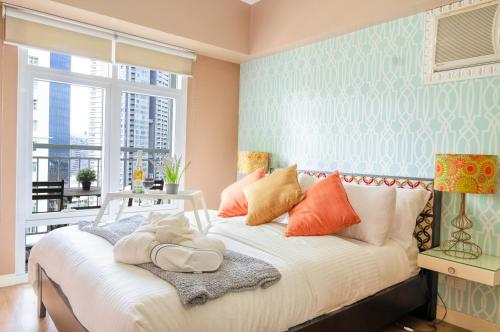 A Luxurious One-Bedroom Condo Unit with Balcony in McKinley Prkwy BGC