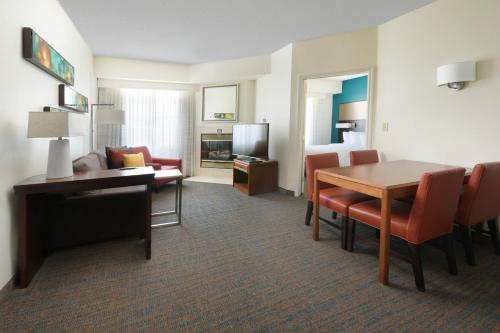 Residence Inn Dallas Park Central - image 14