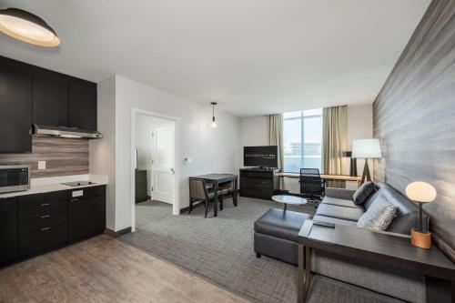 1 Bedroom Suite, 1 King, Sofa bed
