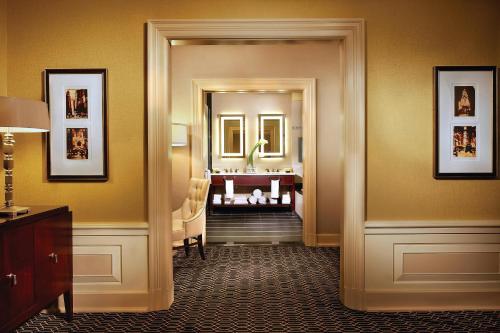 The Algonquin Hotel Times Square Autograph Collection - image 6