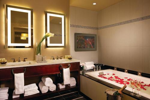 The Algonquin Hotel Times Square Autograph Collection - image 2