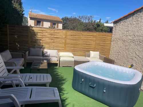 Haut de villa avec jacuzzi et extérieur - Accommodation - Lançon-Provence