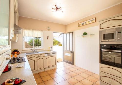 Villa Dominica by Algarve Vacation in คาวีโร