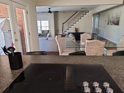 köök, Living Easley Manor - With Amazing Hot Tub! in Powdersville (SC)