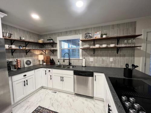 Living Easley Manor - With Amazing Hot Tub! in Powdersville (SC)