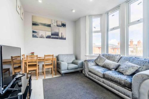 Modern flat in Moseley with Free Parking
