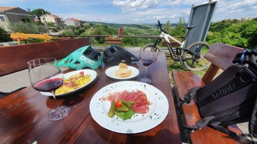 Relax in the countryside near the sea in อิโซลา