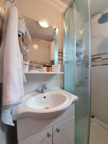 Two-Bedroom House image 4