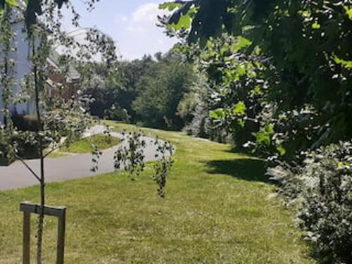 3 Bed House - Sleeps 7 - Parking - Wifi in Whippingham and Osborne