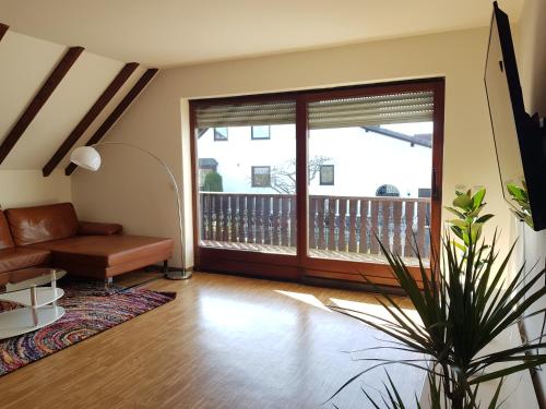 Beautiful 3 rooms apartment 110 m2, kostenloser Parkplatz, großer Balkon - Apartment - Heßdorf