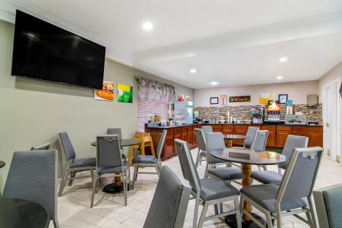 อาหารและเครื่องดื่ม, Quality Inn Marietta near Dobbins ARB in มารีเอตตา (GA)