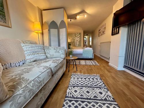 BOURNECOAST: LOVELY GROUND FLOOR STUDIO APARTMENT, NEAR RIVER & BEACHES - FM3001 in Bournemouth
