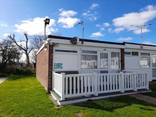 Bespoke Chalet 202, walk to the beach & close to Norfolk broads - pet friendly!