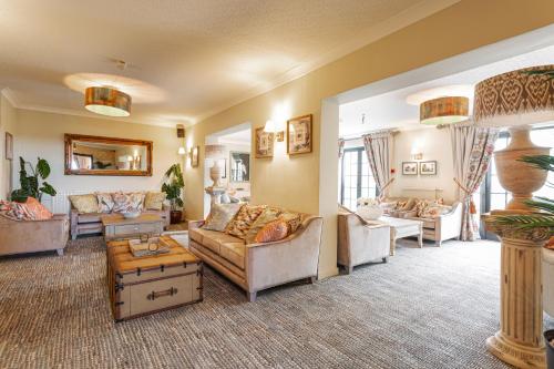 Bar/lounge, The Manor Coastal Hotel & Inn, Blakeney - The Coaching Inn Group in Sheringham