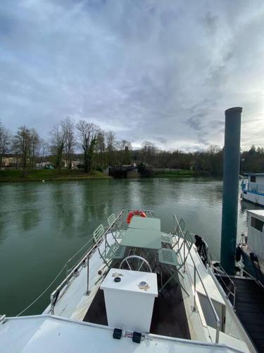 Charmant bateau sur la Marne