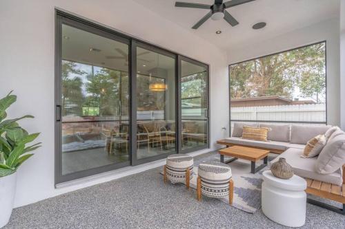 A beautiful modern luxury villa in Kelet-Naples