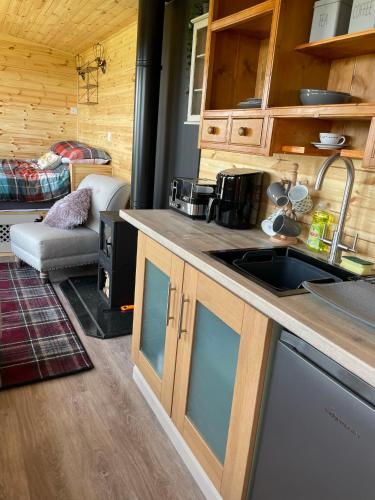 Cuddles & Bubbles Cozy Cabin with jacuzzi spa hot tub, Whitby (fotografie 6)