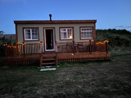 Cuddles & Bubbles Cozy Cabin with jacuzzi spa hot tub, Whitby (fotografie 5)