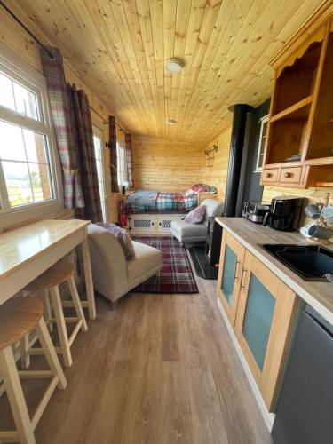 Cuddles & Bubbles Cozy Cabin with jacuzzi spa hot tub, Whitby (fotografie 7)
