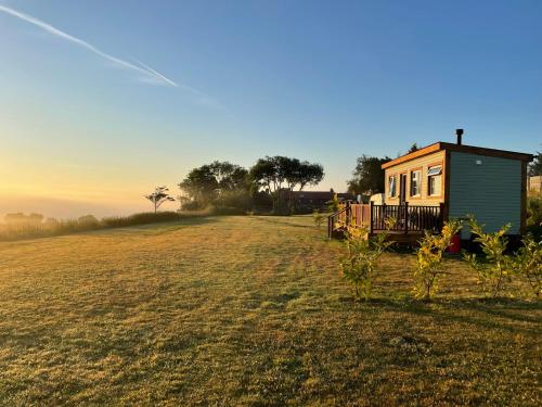 Cuddles & Bubbles Cozy Cabin with jacuzzi spa hot tub, Whitby (fotografie 2)