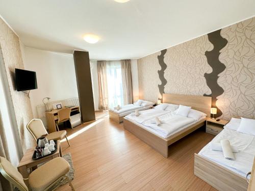 1 double bed, 2 twin beds