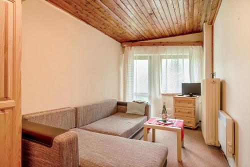 2 twin beds, 1 sofa bed