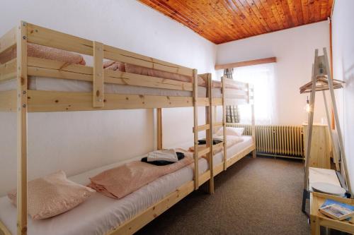 2 bunk beds