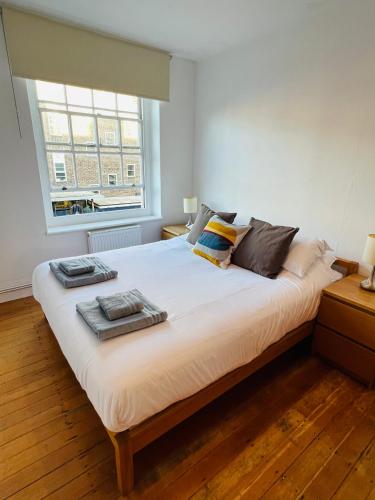 Cosy London bedroom near Oval Station - shared bathroom