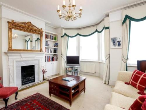 Large 3 bed flat in central Wimbledon