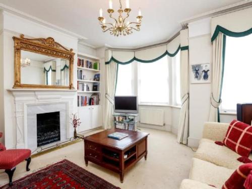 Large 3 bed flat in central Wimbledon, London