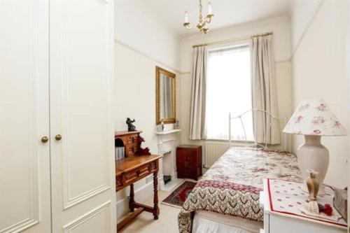 Large 3 bed flat in central Wimbledon