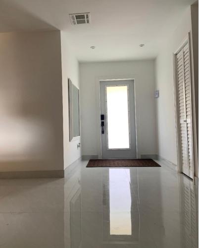 bedroom with sharing bathroom in โบคา เรตัน ซิตี้เซ็นเตอร์