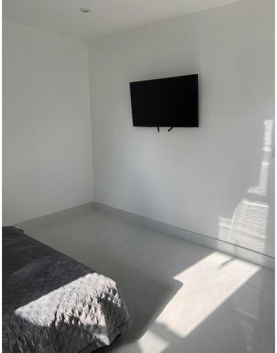 bedroom with sharing bathroom in โบคา เรตัน ซิตี้เซ็นเตอร์