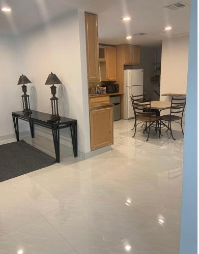 bedroom with sharing bathroom in โบคา เรตัน ซิตี้เซ็นเตอร์