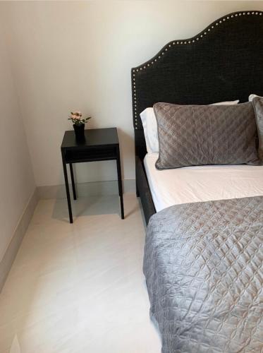 bedroom with sharing bathroom in โบคา เรตัน ซิตี้เซ็นเตอร์