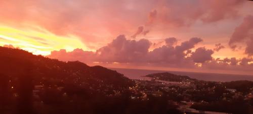 ทัศนียภาพ, Hilltop View Guesthouse in แคพ เอสเตท