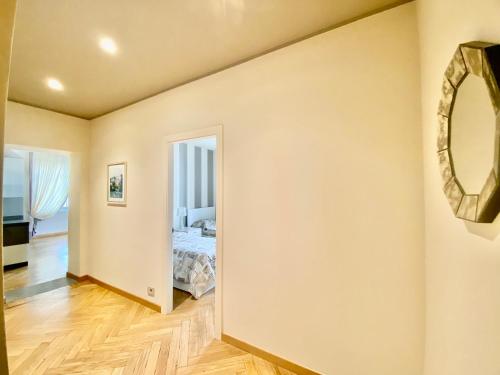 Casa Lagrange - elegant apt in the hurt of centre with parking by Home a porter