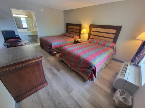 Studio 9 Inn & Suites - image 2