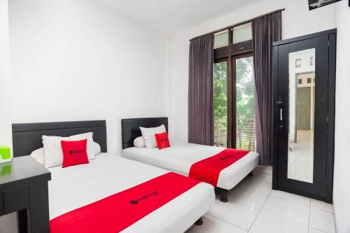 Guestroom, RedDoorz Syariah near Grand Galaxy Park in Bekasi
