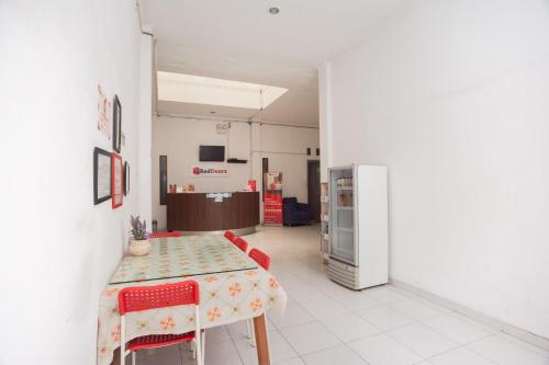 Kitchen, RedDoorz Syariah near Grand Galaxy Park in Bekasi