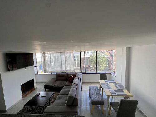 Amplio Apartamento cerca a la Zona T