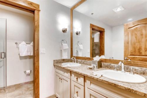 Breckenridge 2 Bedroom Condo at Blue Sky Ski-in Ski-out - image 5